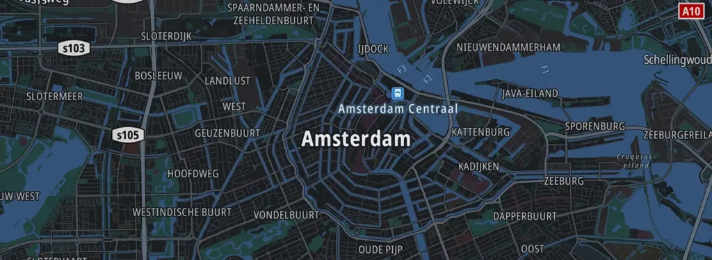 Google-kaart van Amsterdam met wegen en straten in zwart-wit.
